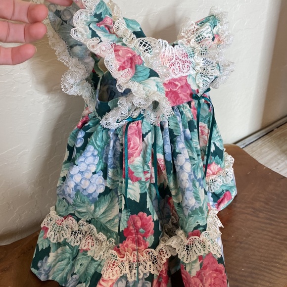 Gorgeous  Victorian style lace trim floral print newborn dress - Picture 2 of 5